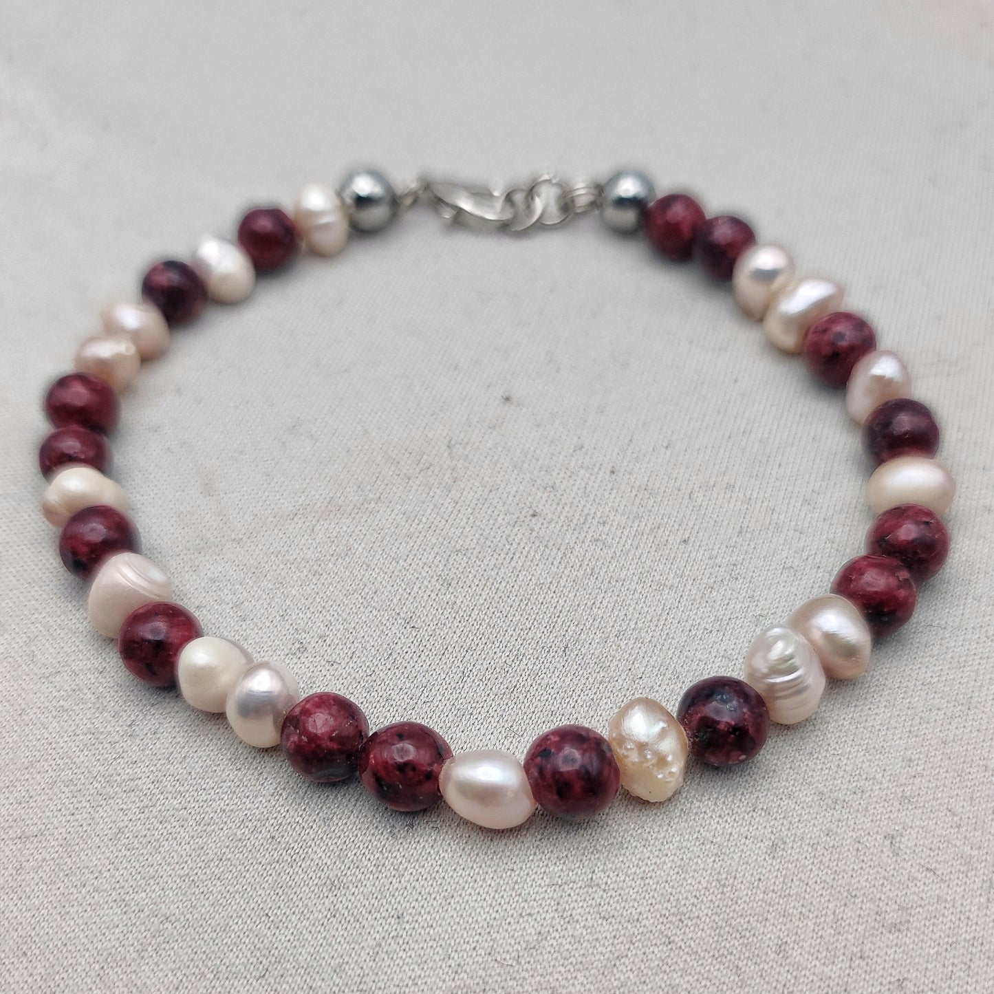 Bracciale di Perle Freshwater e Diaspro Rosso