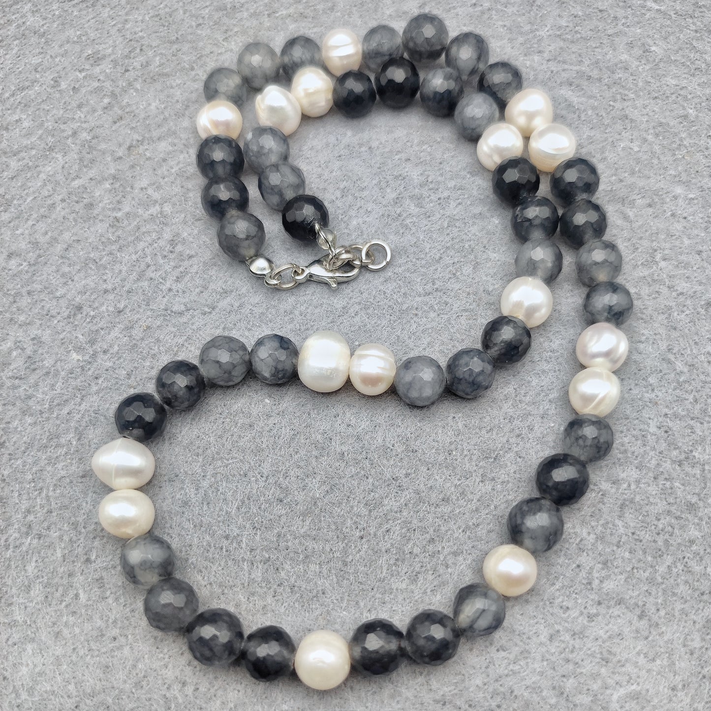 Collana di Perle Freshwater e Quarzo Grigio (Cloudy Quartz)