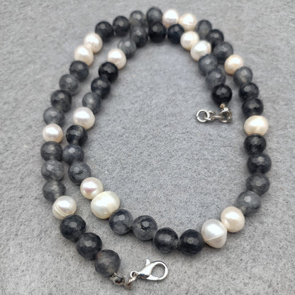 Collana di Perle Freshwater e Quarzo Grigio (Cloudy Quartz)