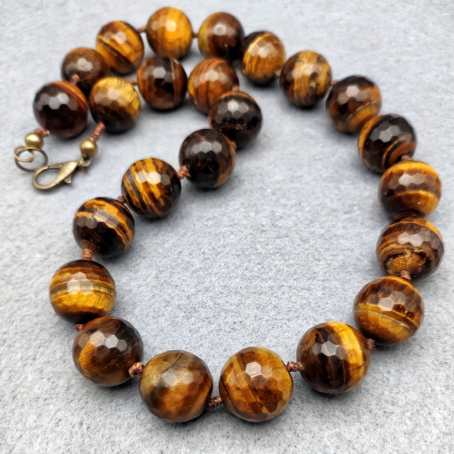 Collana annodata di Tiger Eye